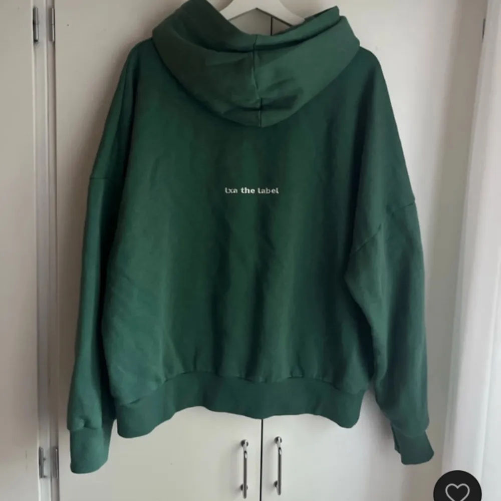 Säljer min gröna lxa hoodie!! Använd men inga tecken på slitage. Storlek M och sitter snyggt oversized på mig som annars brukar ha S . Hoodies.