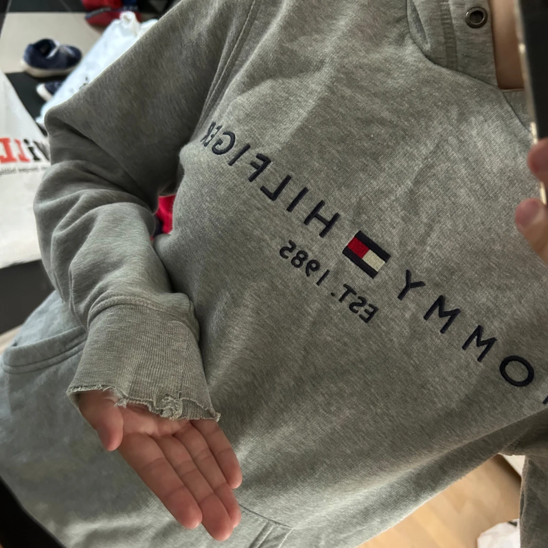 Grå märkes hoodie - 90