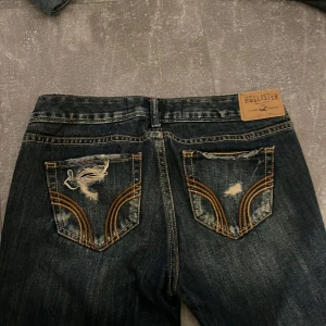 Jeans - Jeans från hollister, de är lågmidjade och har hål på benen