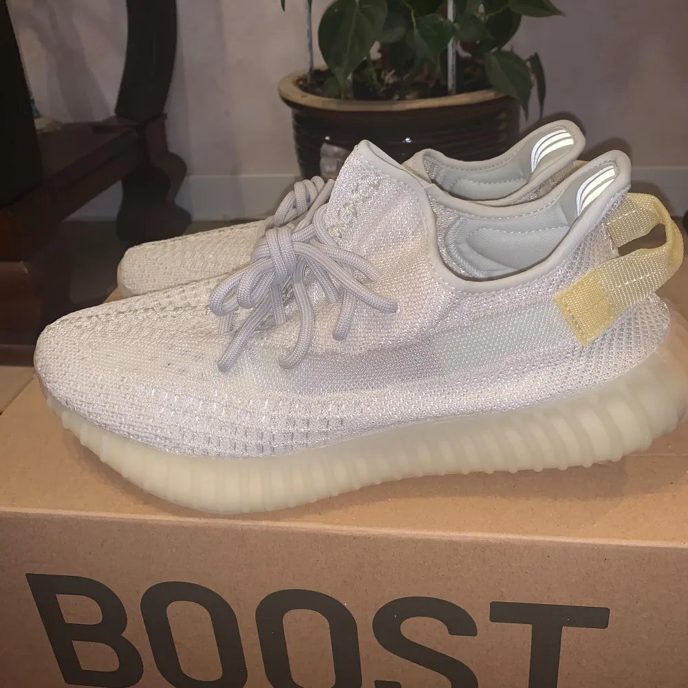 Oanvända Adidas Yeezy Boost 350 V2 light storlek 42 köpta från SNS. Skor.