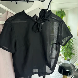 Blus med rosett  - Fin blus 