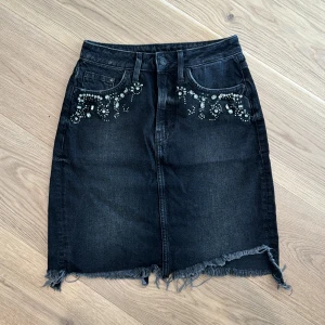 Denim kjol  - Denimkjol storlek 36. Använd fåtal gånger.