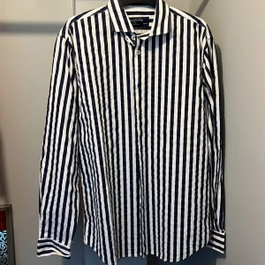 Blå, vit randig skjorta från Daniel De Prato, strl M - Aldrig använd, passade inte mig