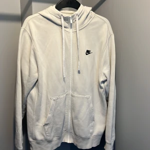 Vit Nike hoodie med dragkedja strl M - Några år gammal men inte använd mycket, bra skick, små fläckar som knappt syns