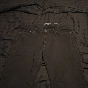 Jeans svarta - 36/30, använt skick, använt någon enstaka gång. Säljs pga ingen användning och är för stora.