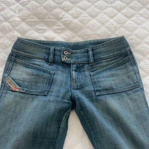 Lågmidjade disel jeans - Säljer mina lågmidjade jeans från Disel💕 Köpta här på plick, men säljer nu vidare då de var för stora på mig. Skriv för fler bilder eller om du har några frågor! 