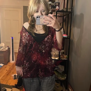 Genomskinlig röd tröja❤️ - Super söt röd tröja med coola mönster på❤️