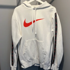 Nike hoodie, Strl M - Vit Nike hoodie, knappt använd, väldigt bra skick
