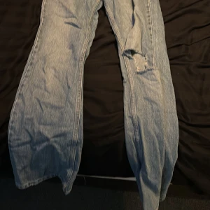Jeans med hål - 34, Perfect Jeans, Använt någon gång, bra skick, säljs pga ingen användning längre samt växt ur.