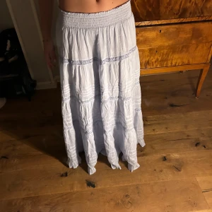 Lång kjol Neo noir - Oanvänd maxi kjol ifrån Neo Noir Storlek S