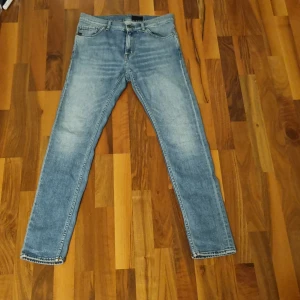 Tiger of Sweden 30/32 Evolve - Säljer ett par jeans med slim passform från Tiger of Sweden. Storlek W30 L32. Skicket är bra 4/5. Nypris ca 1600. Hör av dig vid minsta fråga.