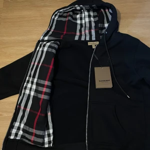 Burberry - Oanvänd tag med kommer Passar mer som M