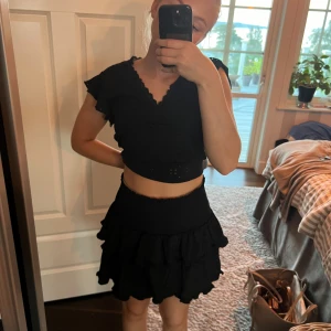 Svart kjol - Säljer nu min svarta volang kjol från Neo noir. Storlek s. Nypris 499kr mitt pris 100kr, pris kan diskuteras vid snabb affär. Skriv om du har funderingar🥰