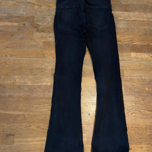 Flare byxor  - Flare byxor som är ungefär mid waist från lager 157. Är extremt använda bara så ni vet!❤️‍🩹