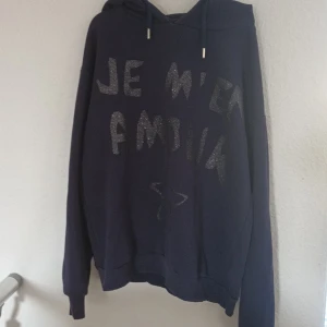 Marinblå hoodie - Marinblå hoodie från gina tricot i storlek 146/152 men passar xxs och xs också, inga deffekter.