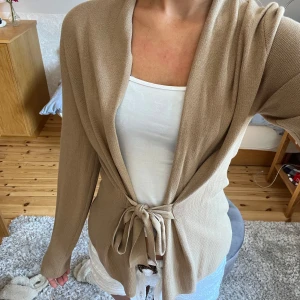 Mysig kofta med snörning - Supermysig kofta som man knyter fram! Storlek xs men skulle säga att den passar s och m också! Pris kan diskuteras!🧸💕