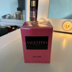 valentino parfym - säljer denna helt oöppnade valentino parfymen då den inte alls kommit till användning!! inplastad alltså helt ny!💕💕