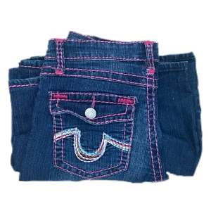 True religion jeans - Super feta true religion jeans med rosa sömmar, det är utsydda till baggy o är lågmidjade. Inga skador 🔥