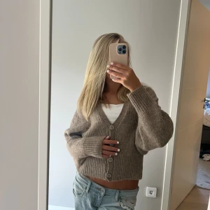 Skön kofta - Snyggaste koftan från Gina !! Sååå skön och unik