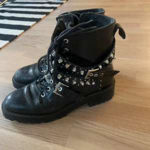 Zara boots kängor med nitar/stenar - Säljer ett par svarta boots från zara i storlek 38, (ja har 38/39 i andra skor och de passar). Nitar och stenar på banden. Sköna och rejäla.
