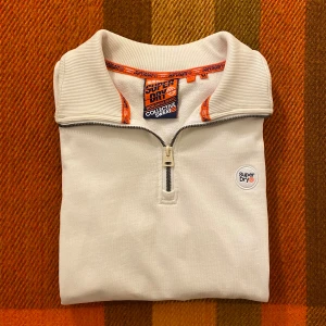 Vit 1/4 Zip Tröja / Polotröja - Superdry - Storlek M   Skick 10/10  Helvit polotröja i mycket bra material, varit mycket omtyckt