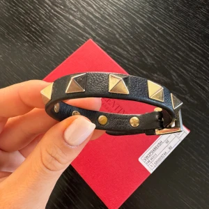 Valentino Armband - Säljer mitt fina Valentino armband  Låda och dustbag ingår   Nypris 3000kr 