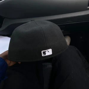 New Era Fitted keps - PRIS KAN SÄNKAS New era Fitted cap/keps nästan som ny va lite för stor för mig och vill ha en ny design därför vill jag sälja