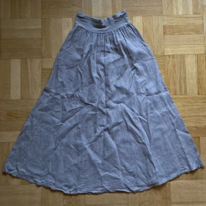 Grå linnekjol - Lång grå linnekjol med resår i midjan och fickor!!!