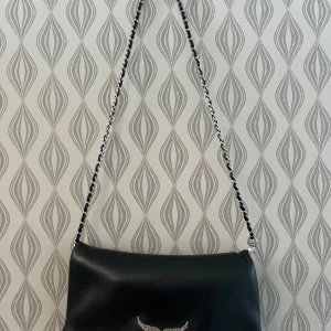 Zadig Voltaire  - Hej!  säljer nu min fina Zadig väska då den inte kommer till lika stor användning längre. Väskan är väl omhändertagen men haft den i 1 års tid, små skavanker finns. Dragkedjan har tappat lite färg, men inget man tänker på. Äktighets bevis medföljer🫶🏼🌻