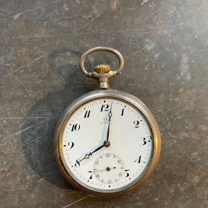 Klocka-Omega Grand Prix 1900  - Säljer denna antika Omega Grand Prix Paris 1900 klocka Kom med bud ligger på ett värde kring 6000kr