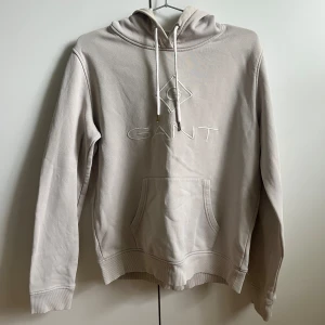 Gant hoodie  - Beige Gant hoodie i strl M. Använd, men i fint skick. Pris: 100 kr. 