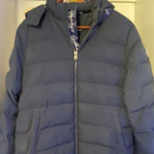 Gant jacka  - Hej! Jag säljer min gant jacka. Det är ett litet hål och gant loggan är av på sidan av armen men det går och du upp båda😁 Skriv till mig om ni behöver mer bilder!