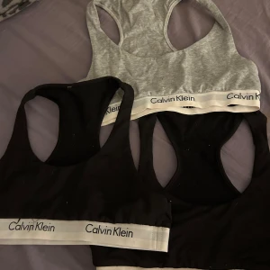 3 par Calvin Klein bhar - 3 stycken Calvin Klein bhar. Dem är oäkta. Dem är i använt skick men ändå i bra skick, inga tydliga defekter. 2 svarta och 1 grå. Ska vara i storlek Medium men tycker mer att dem passar en storlek Small