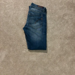 Dondup George - Mycket bra skick, snygga slitningar. Storlek 32 🤩