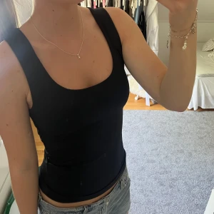 Svart zara linne - Svart linnea med breda axelband från zara! Kan användas bak och fram också. Strl M🥰