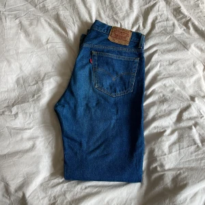 Levis Jeans 501 - Mörkblå levisjeans💕 endast använda ett fåtal gånger då de blivit förkorta på mig som är 180😢 skriv till mig om du har frågor eller funderingar💕