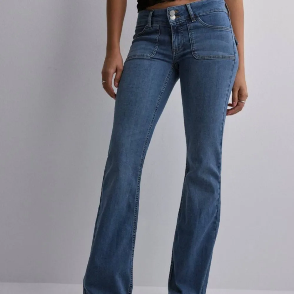 Low waist bootcut jeans från Nelly. Knappt använda som helt nya, köptes för en månad sedan för 700kr. Storlek 38. . Jeans & Byxor.