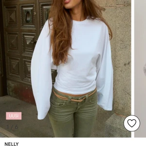 Vit långärmad topp från Nelly - Superfin blus som jag aldrig har använt och har prislappen kvar💗 Den är inte smutsig utan det är min spegel som är smutsig