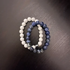 Två pärlarmband i blått och vitt - Säljer två pärlarmband i mörk blått och i vit.Storleken i dom är i junior så passar för dom som har mindre handleder.