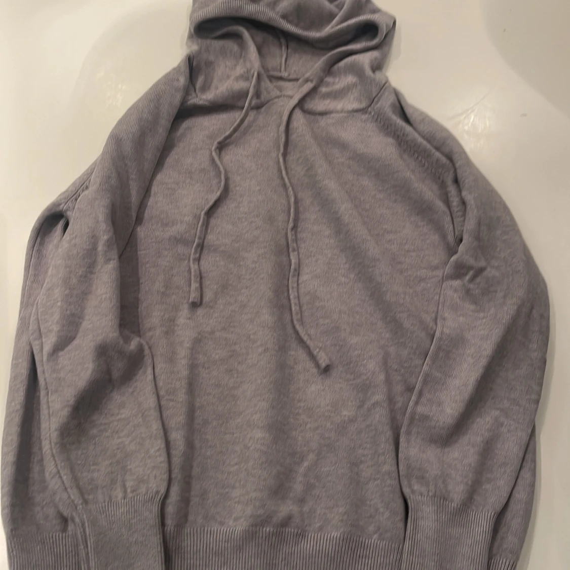 Grå hoodie passar 155-165 cm långa