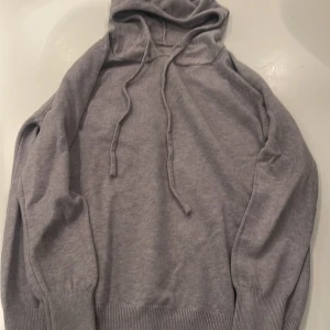 Grå hoodie passar 155-165 cm långa - En snygg tröja utan mag ficka och en juster bar luva