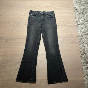 Svarta bootcut jeans från Gina Tricot - Snygga svarta bootcut jeans från Gina Tricot. De sitter mid waist och har en snygg look.😊 Nypris: 349kr.