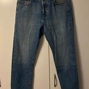 Jeans Jack & Jones 34/32 - Säljer mina jeans från jack & jones. De är en schysst blå tvätt på dom med liten sliten stil. Dom har ett hål bak som är igen lappat. Sköna och bekväma med loose fiten. Men dom sitter riktigt bra och inte alls pösigt. Vid frågor är det bara att höra av sig, pris är diskutabelt . Nypris 850kr