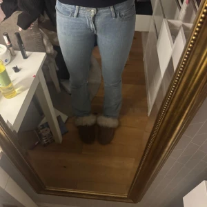 Supersnygga levis jeans - Säljer ett par superfina ljusblå jeans från levis. De är i storlek 26 och passar mig som är 168 i längden bra, passar kortare bra också. Säljer då de tyvärr är för små oxh jag kan knappt knäppa dom.   //Tilda🩷