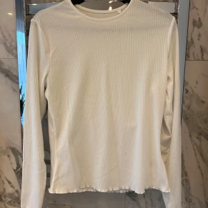 Ribbad tröja  - Vit basic ribbad tröja i storlek S. Köparen står för frakten!💗