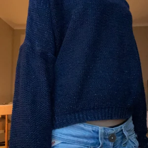 Stickad tröja - Mörkblå skickad tröja som tyvärr inte kommer till användning. Den är lite lite genomskinlig och glittrig men passar till allting. Skriv för fler bilder och vilken typ av bilder🩷