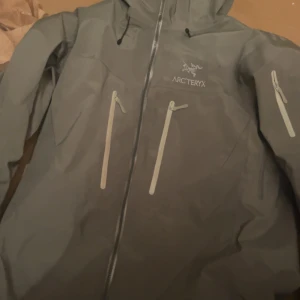 Arcteryx jacka - Tjena, säljer en arcteryx skaljacka i färgen grön för att jag slutat fått användning av den. Passar bra som skaljacka i skidbacken om man har någon varm tröja under. Men också utanför backen ⛷️ Köpt förra året i januari. Så ett år gammal ish. Köp inte jackan direkt utan att ha skrivit till mig. Passar L om du inte har en tjocktröja under! Mvh