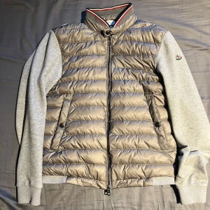 Moncler Maglia Cardigan  - Säljer nu min sjukt snygga Moncler Cardigan! | Skick 9,5/10 otroligt bra! | Modellen är 180cm och väger 70kg | Nypris ca 8000kr | Mitt pris 3000kr | Tveka inte att ställa frågor!