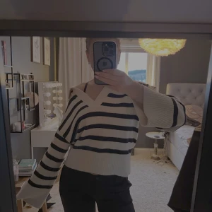 Randig tröja från BikBok - Säljer en snygg randig tröja från BikBok i storlek S. Tröjan har en v-ringad design med breda svarta och vita ränder (ej använd ofta)💕