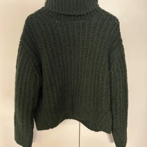 Mörkgrön stickad polotröja från Weekday - Säljer en mysig mörkgrön stickad polotröja från Weekday. Grovstickad och varm tröja. Sparsamt använd så väldigt bra skick. Använd gärna köp nu!💚